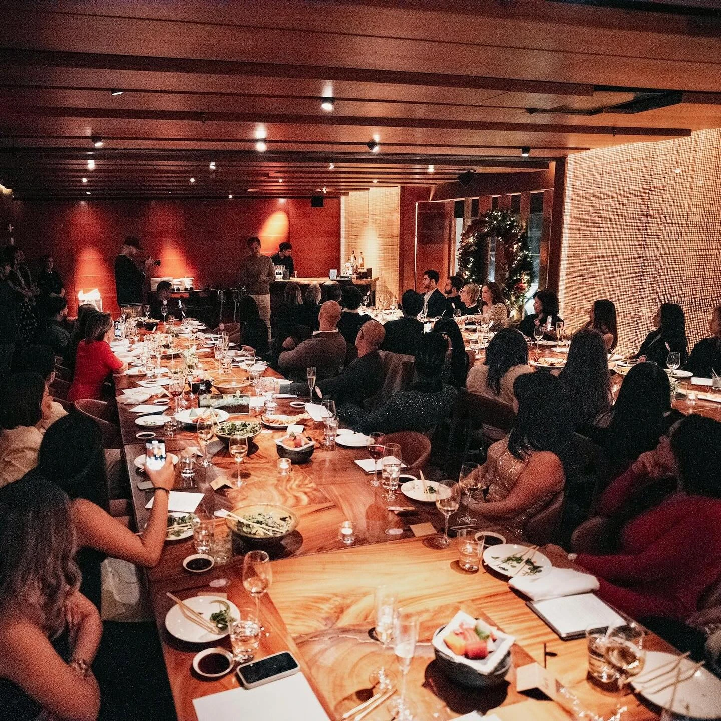 cover image of event - people dining in a corporate setting