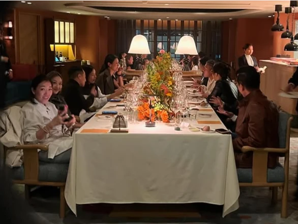 cover image of event - people dining in a corporate setting
